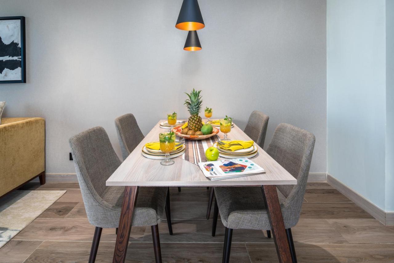 Aparthotel Citadines Abha Exterior foto A dining room table with chairs