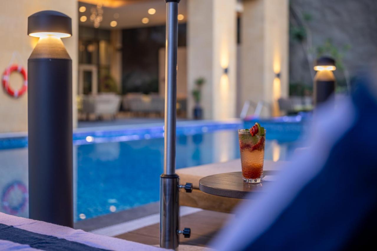 Aparthotel Citadines Abha Exterior foto The swimming pool at the hotel