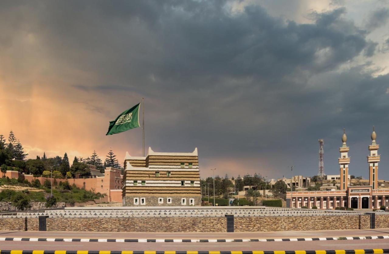 Aparthotel Citadines Abha Exterior foto The Saudi Arabian flag flying in the city of Riyadh
