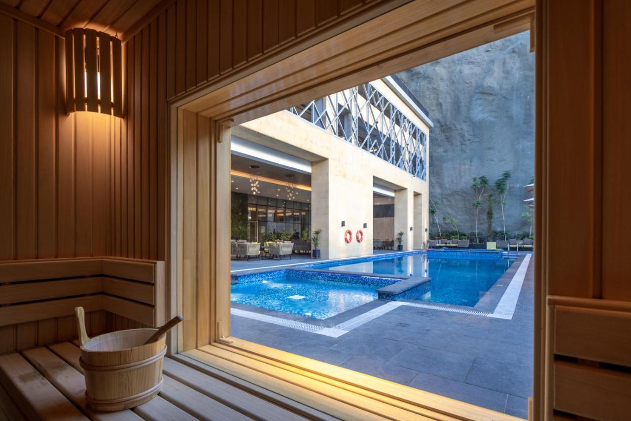 Aparthotel Citadines Abha Exterior foto The swimming pool at the hotel