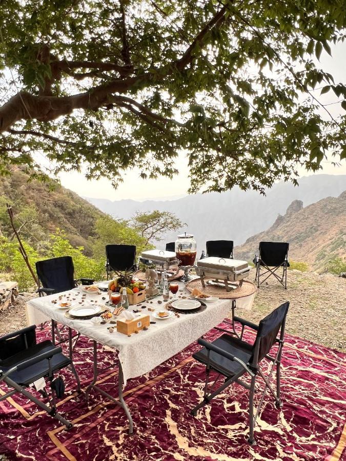 Aparthotel Citadines Abha Exterior foto A picnic in the mountains of Oman