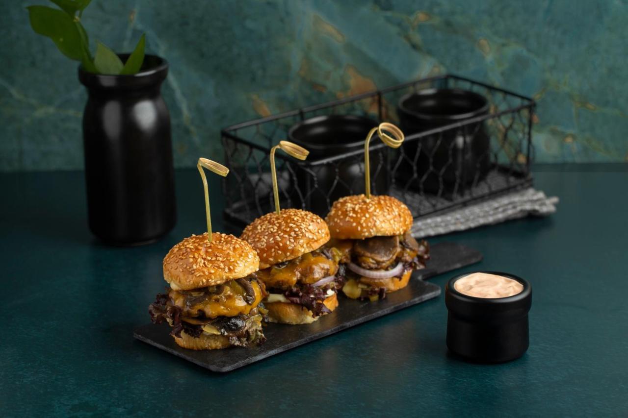 Aparthotel Citadines Abha Exterior foto A trio of sliders